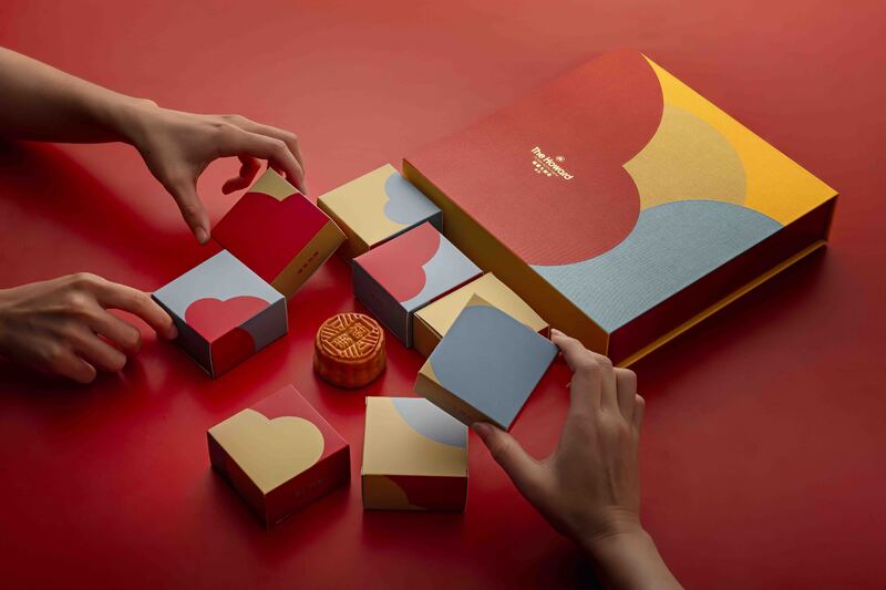高雄福華大飯店推出中秋新品禮盒 奢華干貝蟹黃、經典蛋黃酥 限量預購開跑