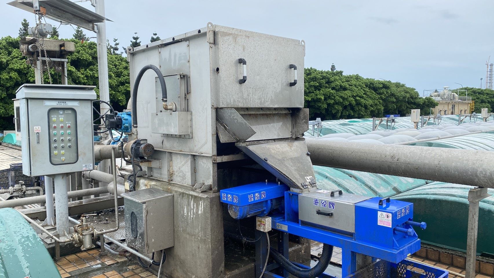 八里污水廠出新招減碳省公帑　壓榨浮渣減量六成