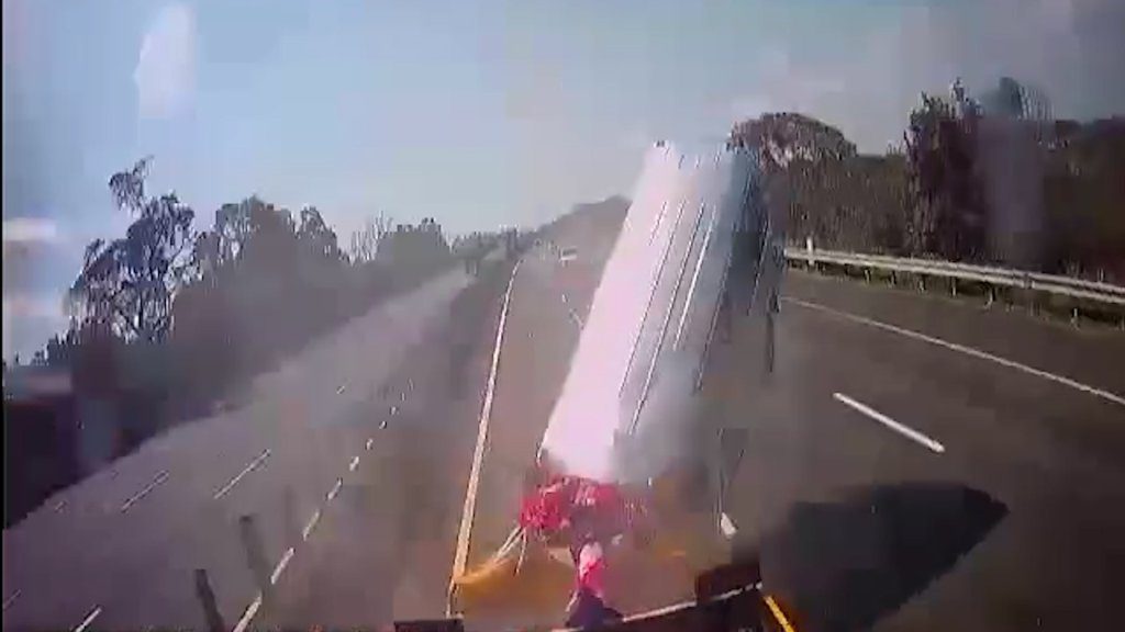 影／國中棒球隊撞防撞車「整台飛起」人噴出　師生8人輕重傷