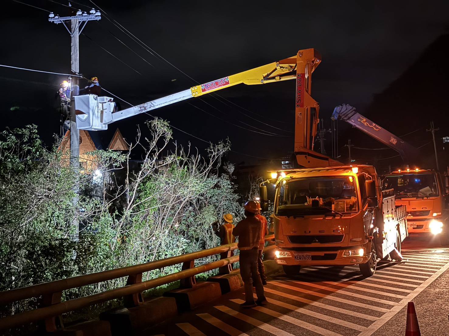 楊柳颱風致22根電桿倒斷   台電台東區處搶修夜未眠恢復山區供電