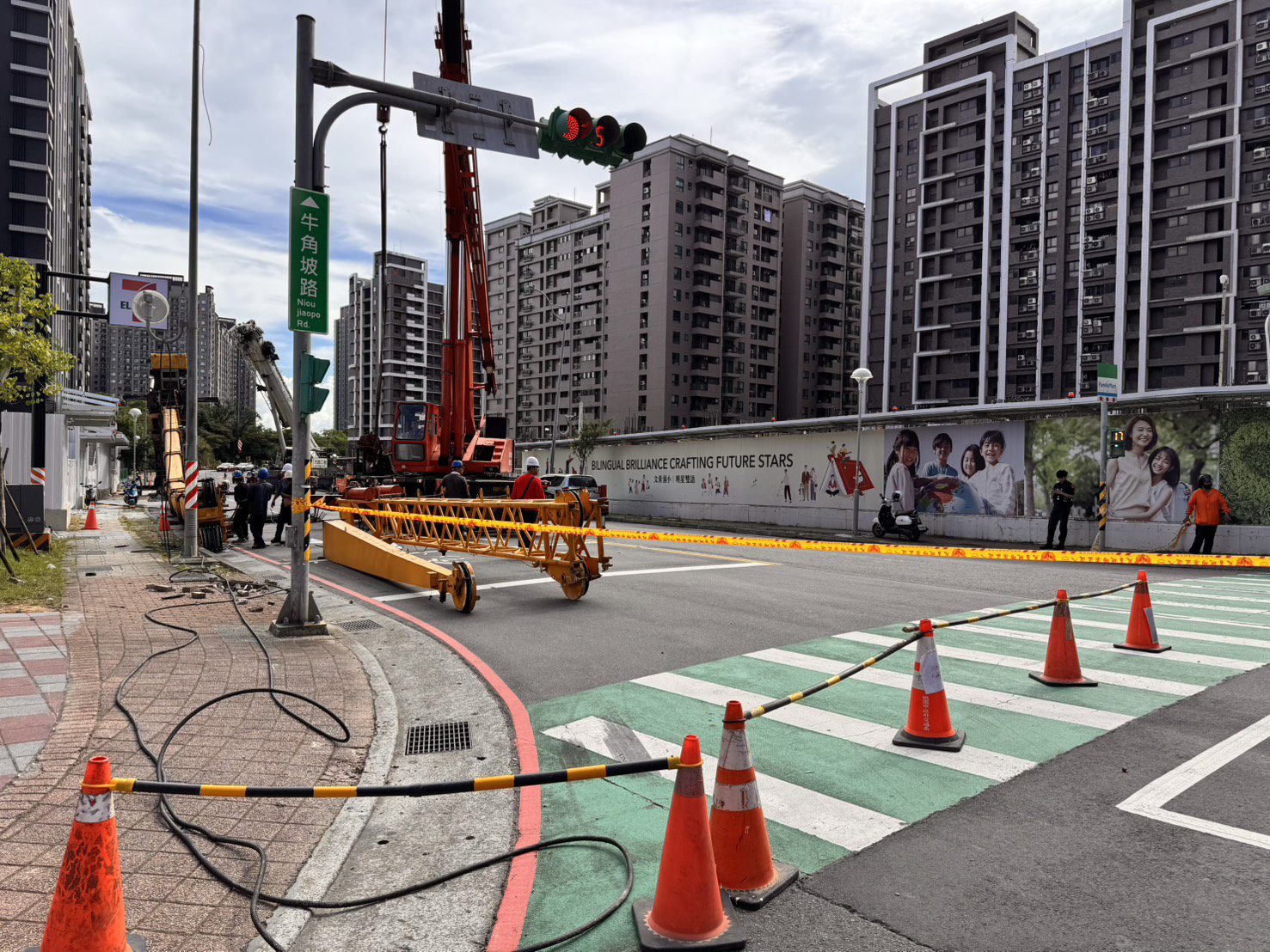 龜山區建築工地發生吊車吊臂翻覆事件　違反建築法勒令工地停工