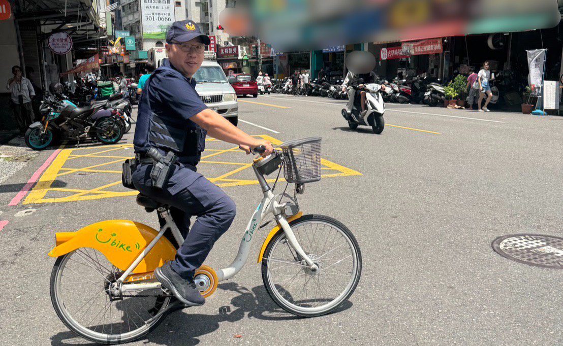楠梓驚見「兩津」警騎Youbike 巡邏？ 背後故事超暖心