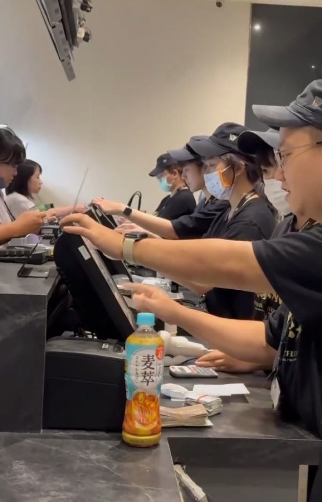 Super Junior演唱會魅力席捲影城　售票員瘋狂猛按鍵盤搶票畫面曝光