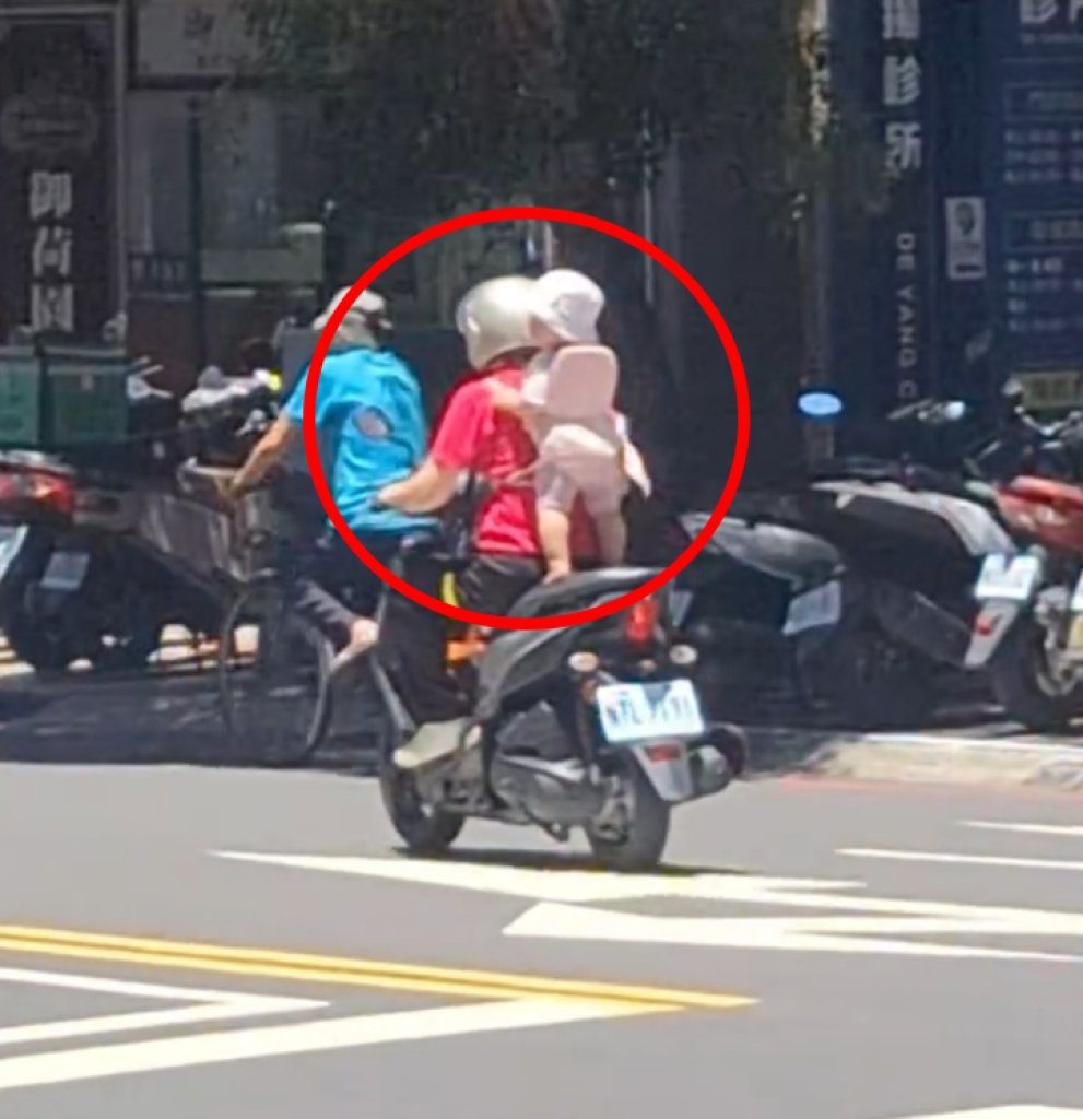 永和驚見嬰孩「站著被綁」騎機車　網友怒轟：根本是危險動作
