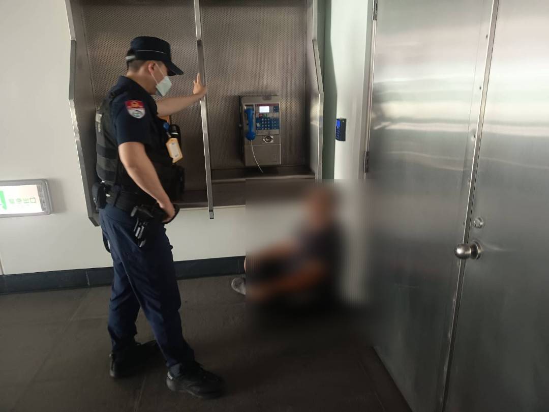 機捷驚現偷拍裙底之狼 員警喬裝旅客巧擒現行犯 機捷驚現偷拍裙底之狼 員警喬裝旅客巧擒現行犯