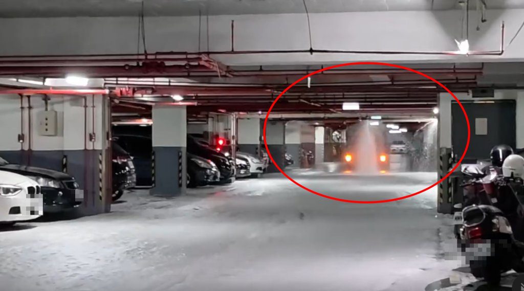社區停車場驚現「泡沫雪景」！廠商撞壞泡沫噴灑設備