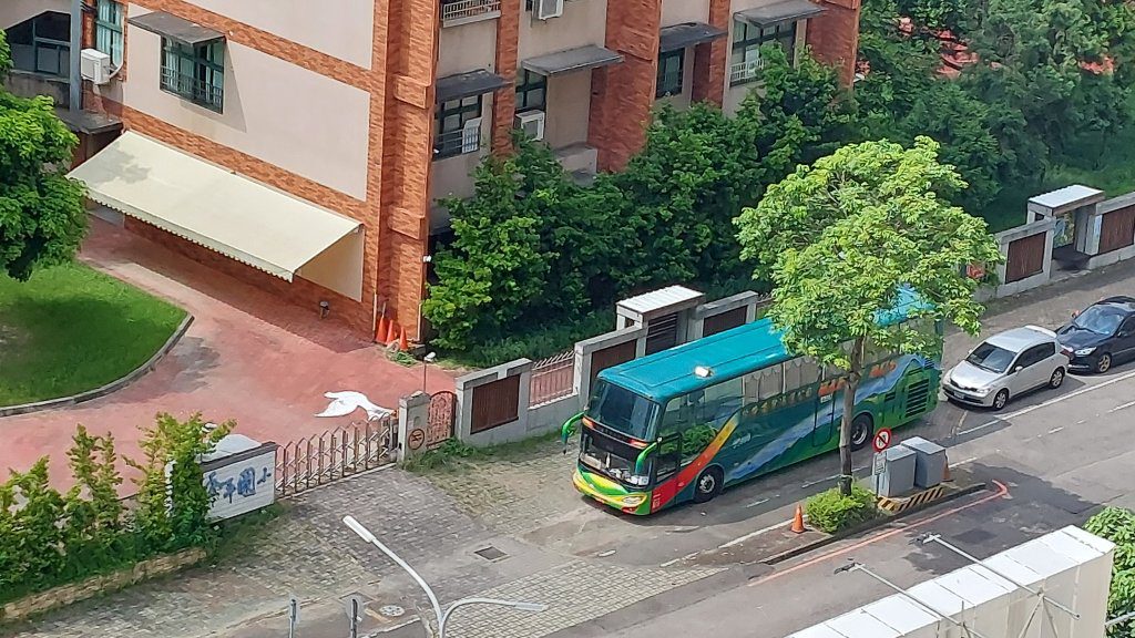 爆料／台中花錢翻新人行道卻放任違停？民眾質疑意義何在？