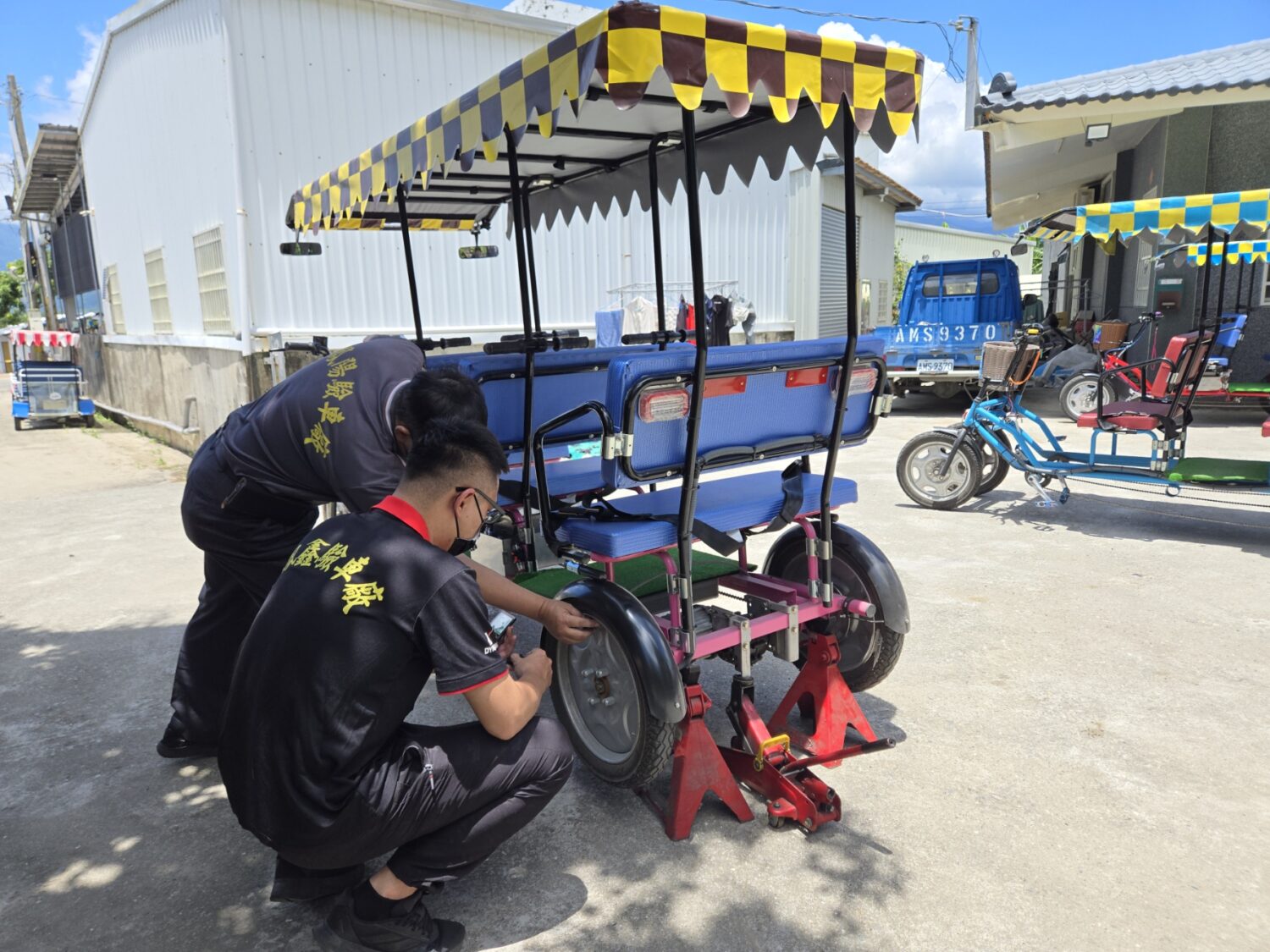 臺東縣交觀處推動慢車合法化 池上首批15輛營業三輪車掛牌