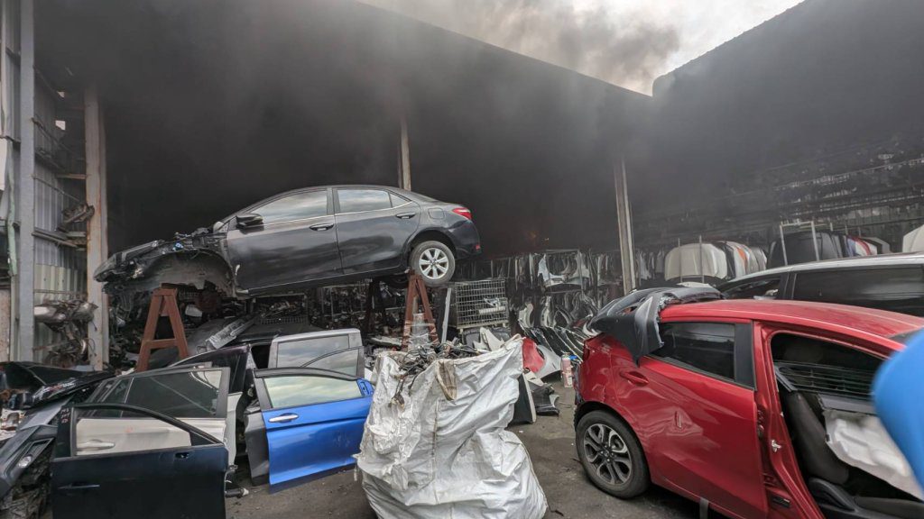 大里工廠火警濃煙竄天 消防17車39人急馳援 大里工廠火警濃煙竄天 消防17車39人急馳援