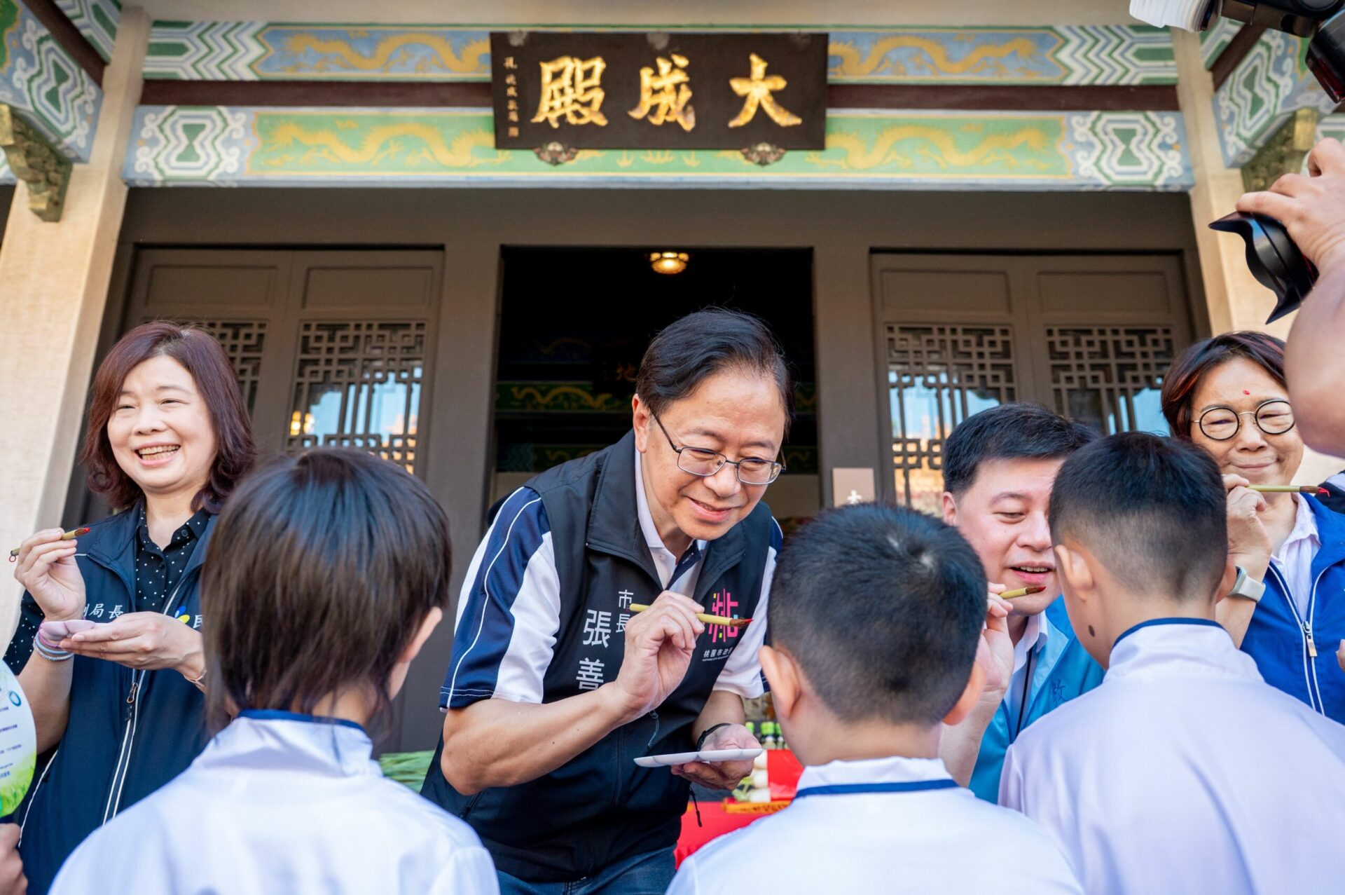 桃園孔廟春秋書院祈福 張善政點硃砂祝學子智慧成長