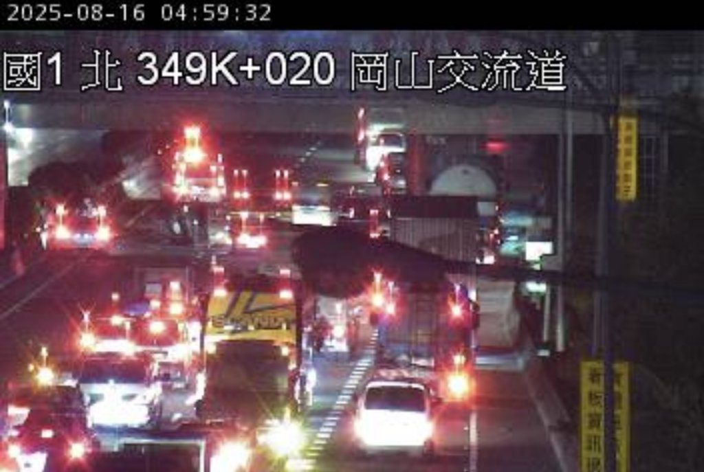 國道驚魂連環撞!小貨車「爆胎」釀5車事故 國道驚魂連環撞!小貨車「爆胎」釀5車事故