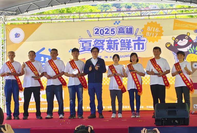 陳其邁頒發蜂蜜界奧斯卡獎 開箱大崗山龍眼蜂蜜文化節優質農產 陳其邁頒發蜂蜜界奧斯卡獎 開箱大崗山龍眼蜂蜜文化節優質農產