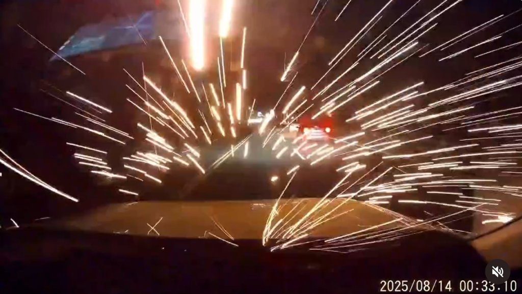 斗六深夜路燈突爆炸 火花噴濺擋風玻璃駕駛嚇壞