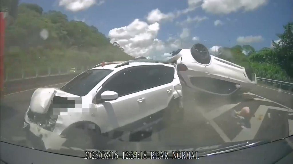 影／國道7傷車禍！遊覽車煞車不及連撞4車　BMW休旅車轉270度