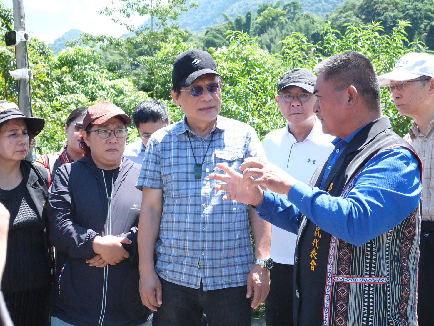 高雄原鄉災情慘重 原民會主委走訪農地傾聽族人需求 高雄原鄉災情慘重 原民會主委走訪農地傾聽族人需求