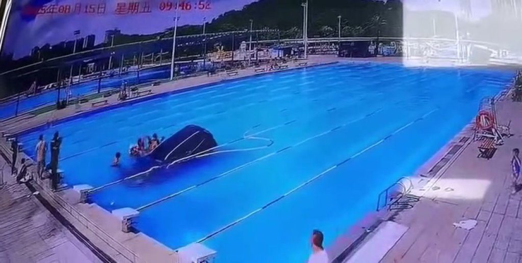 影/陸女駕駛失控撞破圍牆「衝進泳池」 救生員嚇傻跳下水救出2人 影/陸女駕駛失控撞破圍牆「衝進泳池」 救生員嚇傻跳下水救出2人