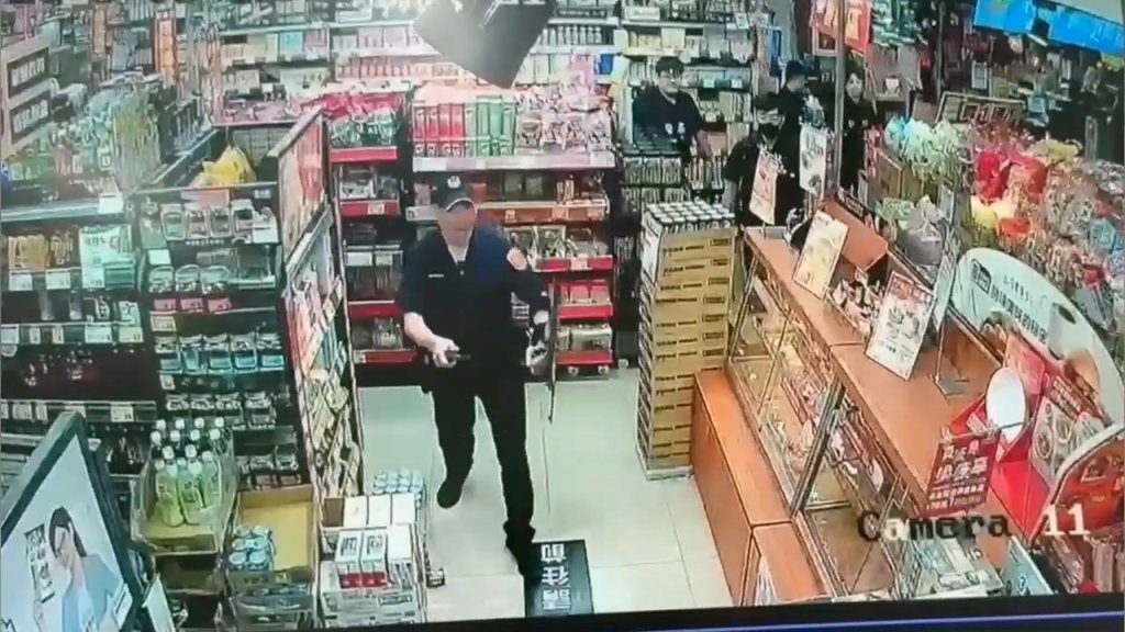 內湖男持刀嚇壞民眾　警方到場勸阻「雙手遭攻擊刀傷」