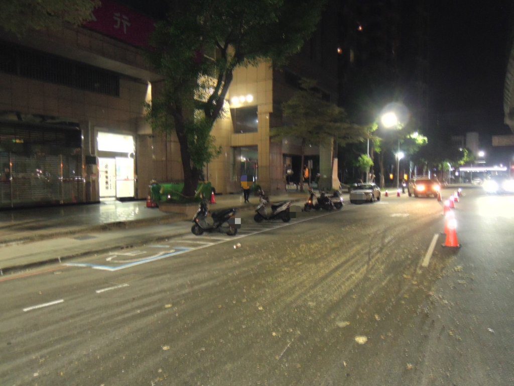 廚餘灑落路面闖禍！ 　機車騎士滑倒受傷