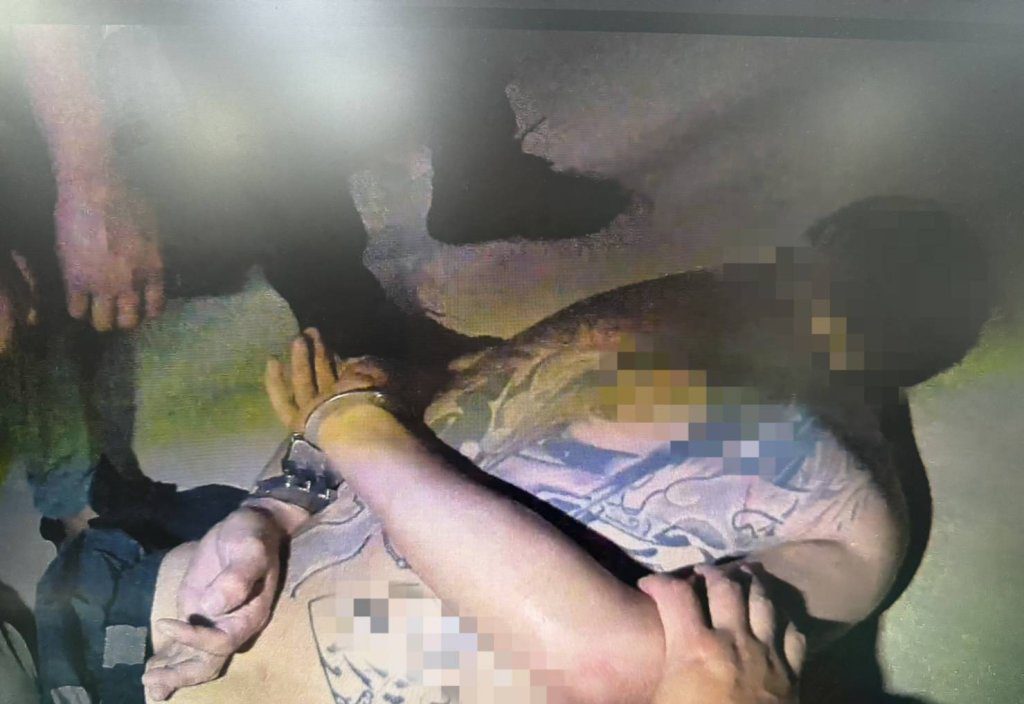 持刀與瓦斯桶對峙！屏東東港男子與家人吵架失控　員警壓制化解危機