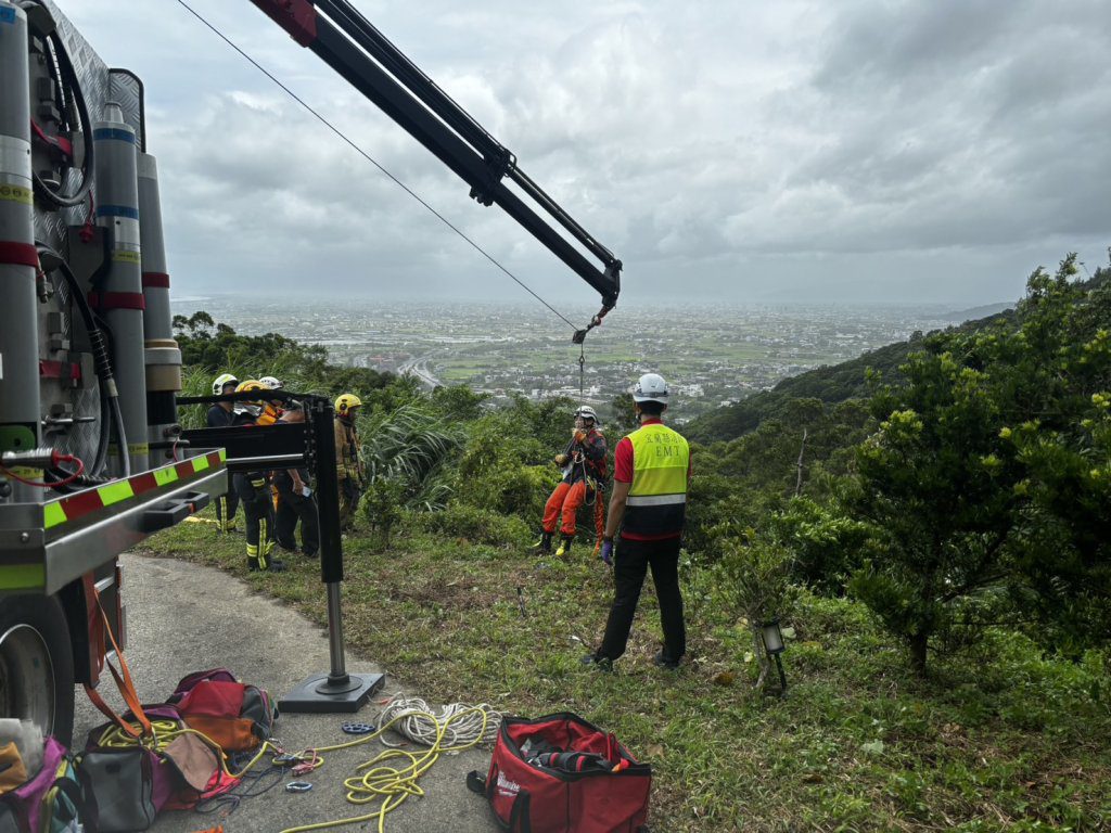 人車墜落北宜80米山谷　婦人奇蹟獲救3天後命喪火窟