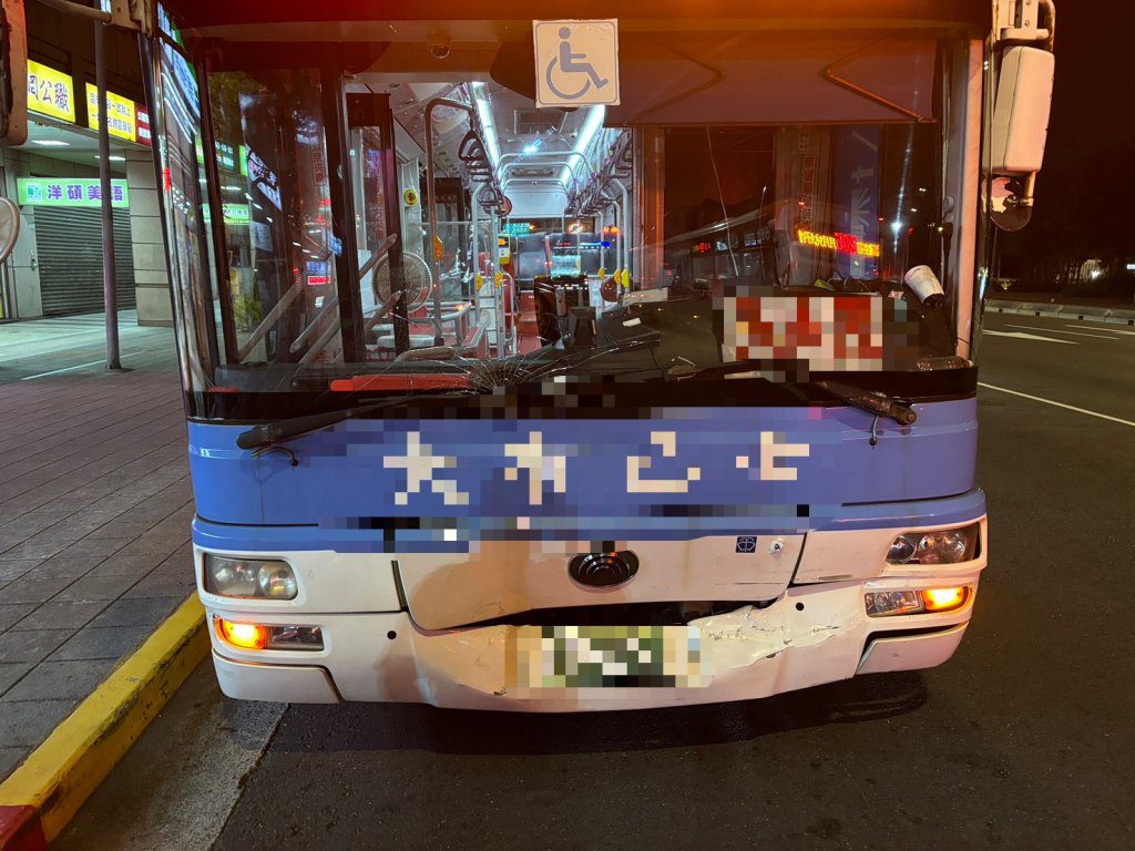 疑未注意車前狀況！北市公車追尾小黃　害計程車乘客嘴唇撕裂傷