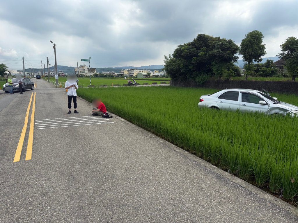 真的「雷殘」！ 　苗栗自小客車超車擦撞衝落稻田駕駛受傷