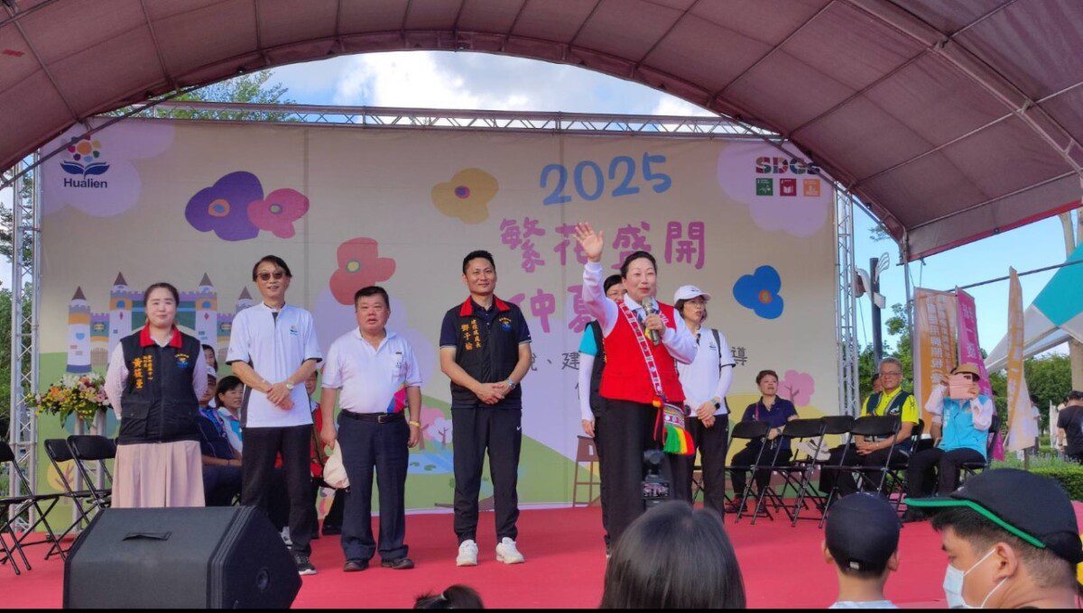 繁花盛開在吉安 縣長徐榛蔚偕立委傅崐萁攜手數千鄉親 樂活健康漫步走