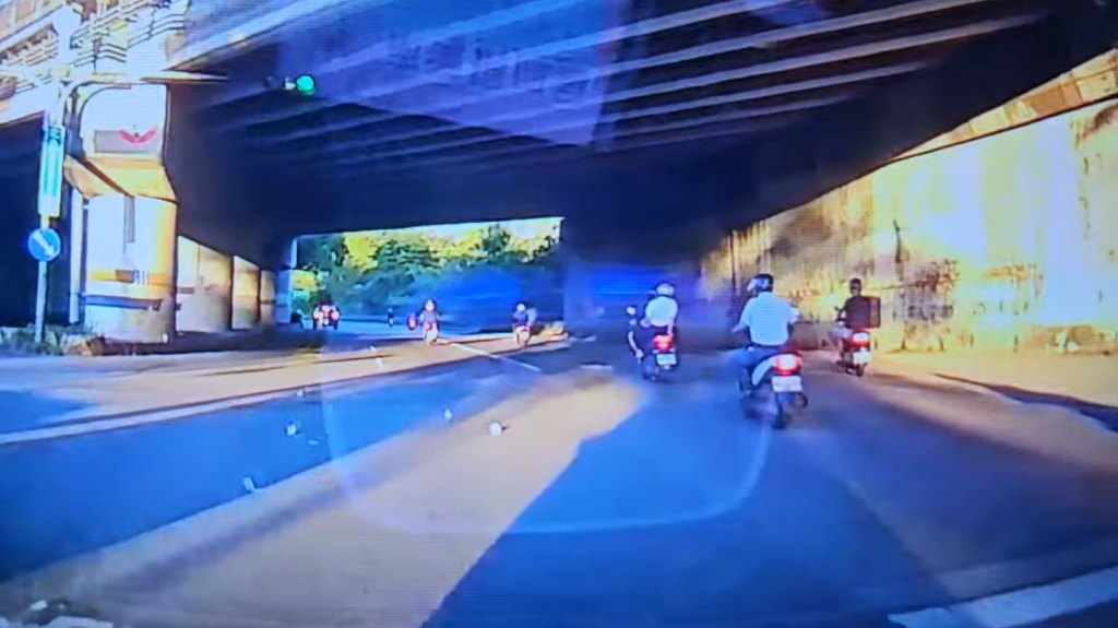 千元大鈔漫天飛!新北女背包鬆脫 現金1.7萬散落馬路 千元大鈔漫天飛!新北女背包鬆脫 現金1.7萬散落馬路