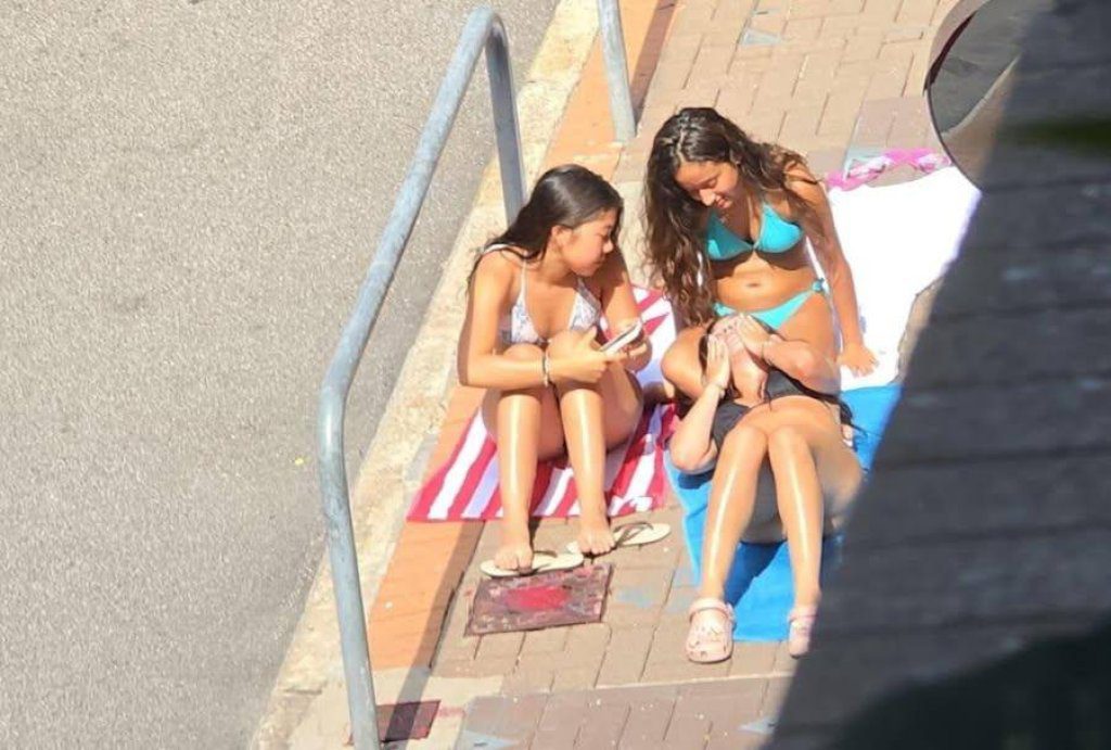 3正妹脫了！穿比基尼躺打卡景點日光浴　網友傻眼：馬路當沙灘