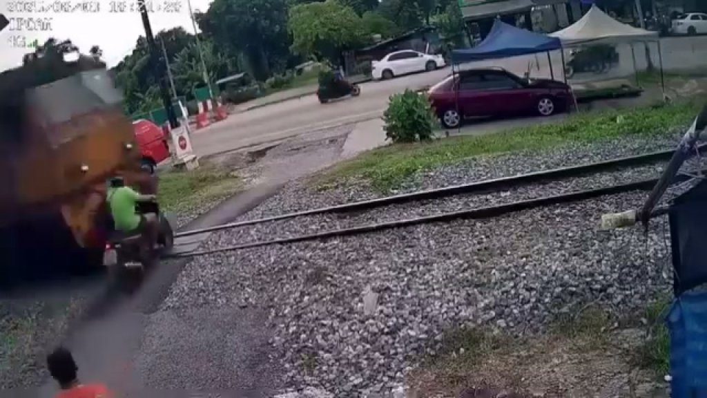 影/沒注意?泰騎士不理會鳴笛聲硬闖鐵軌 遭火車迎面撞飛當場亡 影/沒注意?泰騎士不理會鳴笛聲硬闖鐵軌 遭火車迎面撞飛當場亡