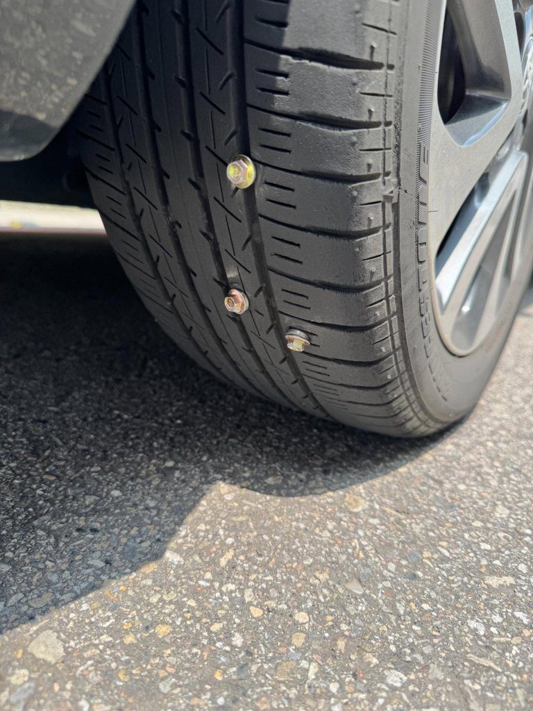 台中出現灑釘怪客? 車胎刺破補胎發現另有其他車受害 台中出現灑釘怪客? 車胎刺破補胎發現另有其他車受害