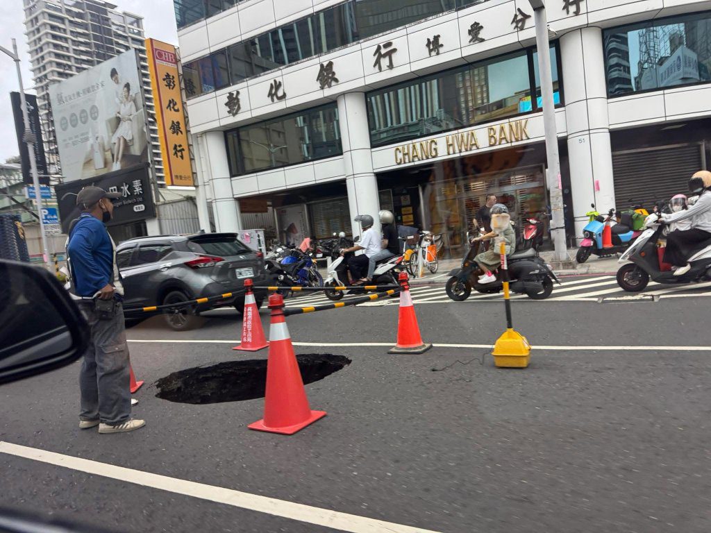 快訊/高雄天坑!2米立方大 水利局緊急回應 快訊/高雄天坑!2米立方大 水利局緊急回應