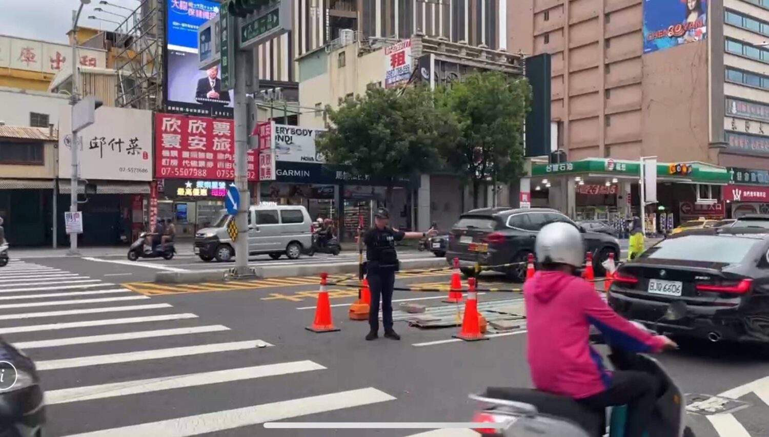 大順博愛路口雨水管錯位致路面下陷 水利局即刻應對預計3天修復 大順博愛路口雨水管錯位致路面下陷 水利局即刻應對預計3天修復