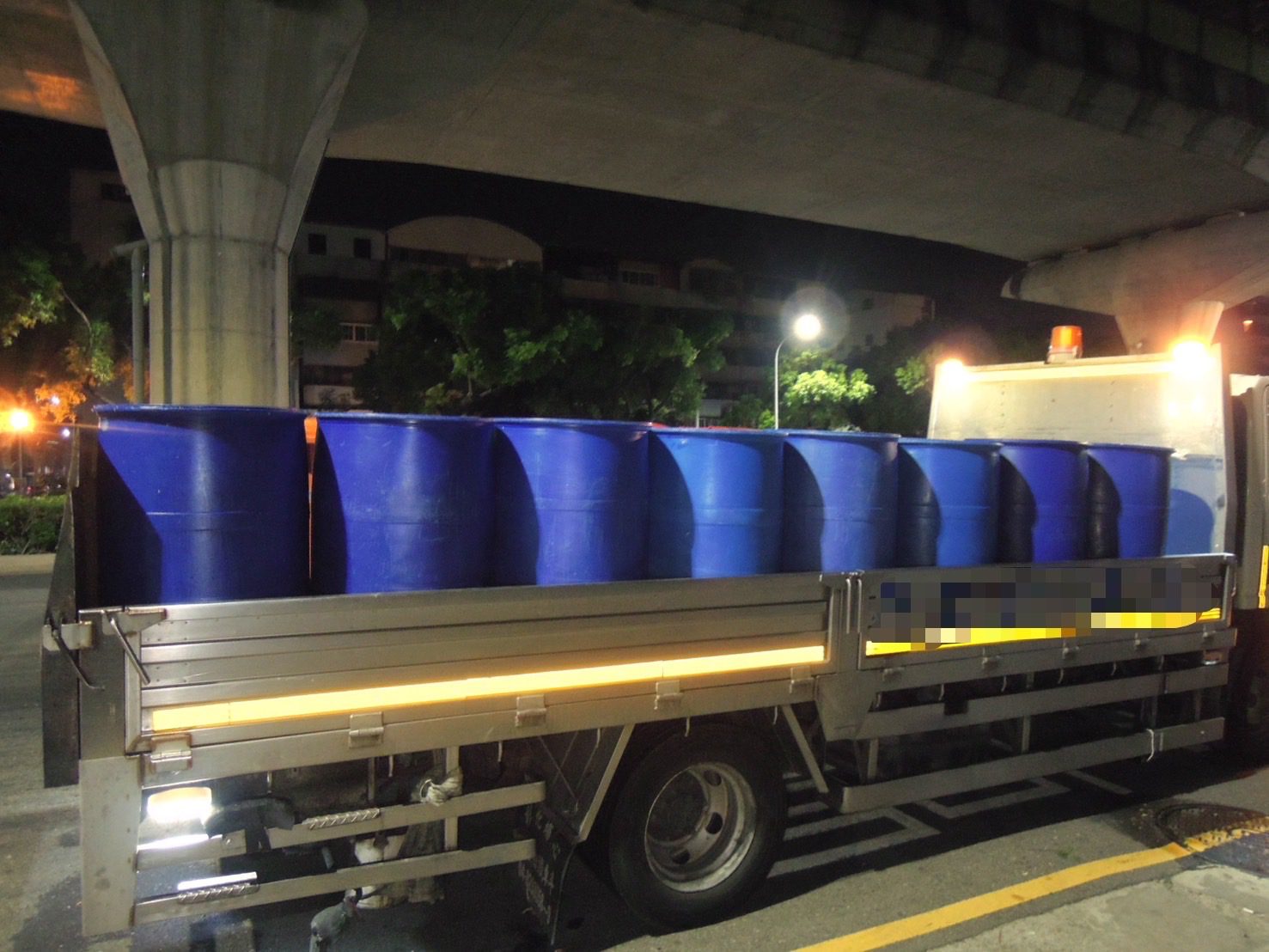 廚餘桶掉落釀車禍 中市警籲:駕駛人裝載物品務必確實關閉貨斗