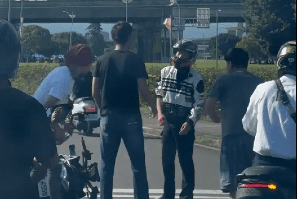 影／行車糾紛？騎士被拉下車「3打1」　民眾上班目擊：太扯了