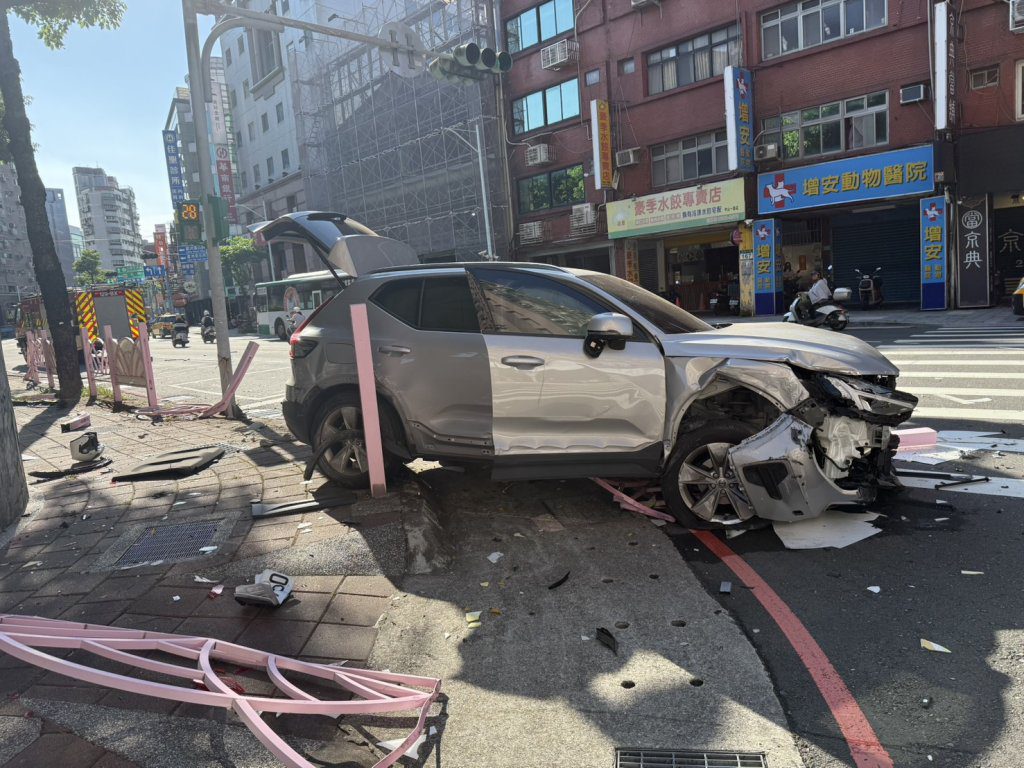 直行到一半疑癲癇發作　蘆洲男闖上人行道撞飛護欄