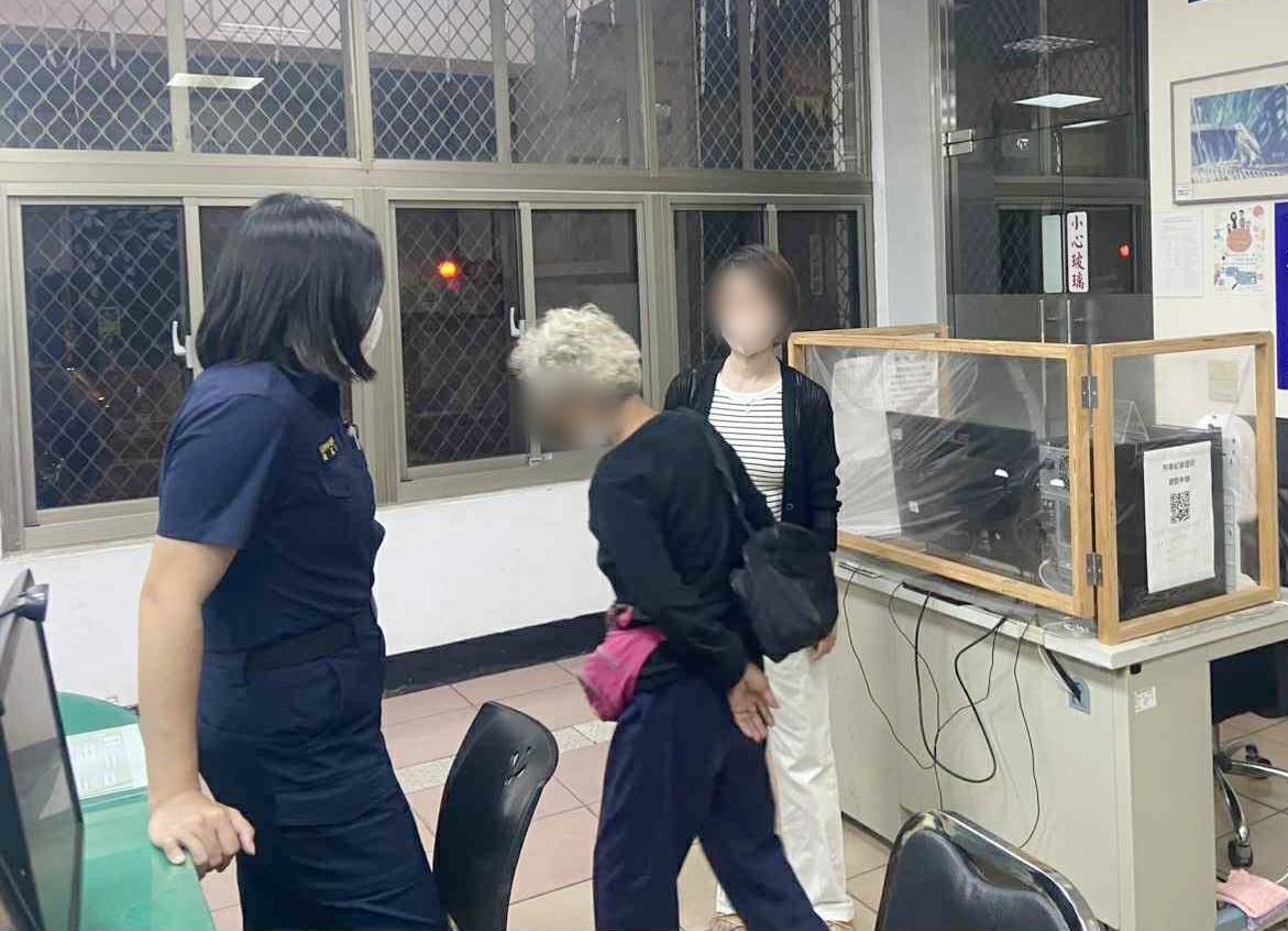 老婦深夜呆坐大園交流道旁 警方一查：已被通報失蹤
