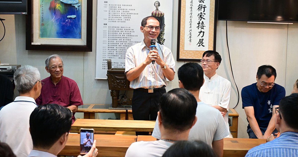 陶土書寫人生百態 曾永鴻《樂遊花園》陶塑展