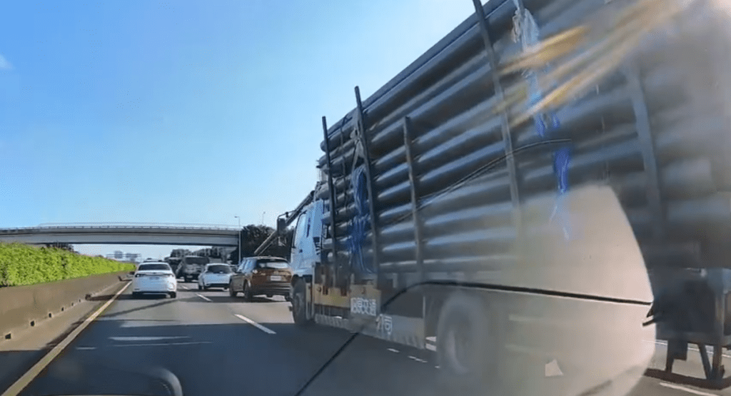 砸車畫面曝光！　國道1號塑膠管從大貨車滑落砸前方自小客車車頂