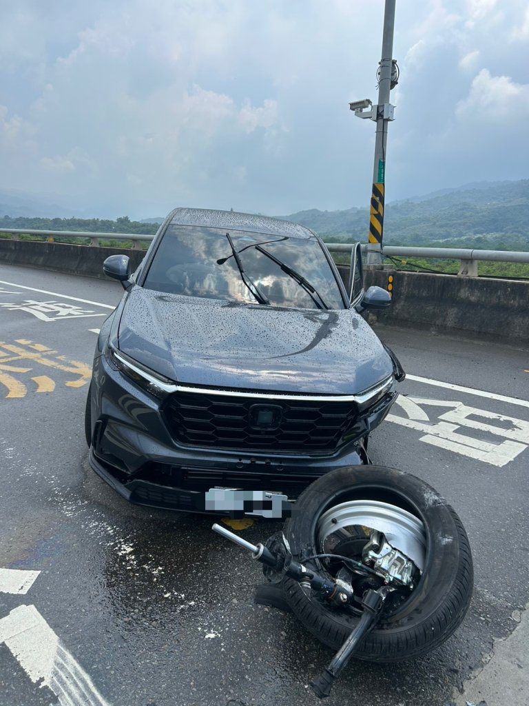 苗栗銅鑼休旅車自撞分隔島 駕駛父子輕傷 新車落地未滿月損失慘重 苗栗銅鑼休旅車自撞分隔島 駕駛父子輕傷 新車落地未滿月損失慘重