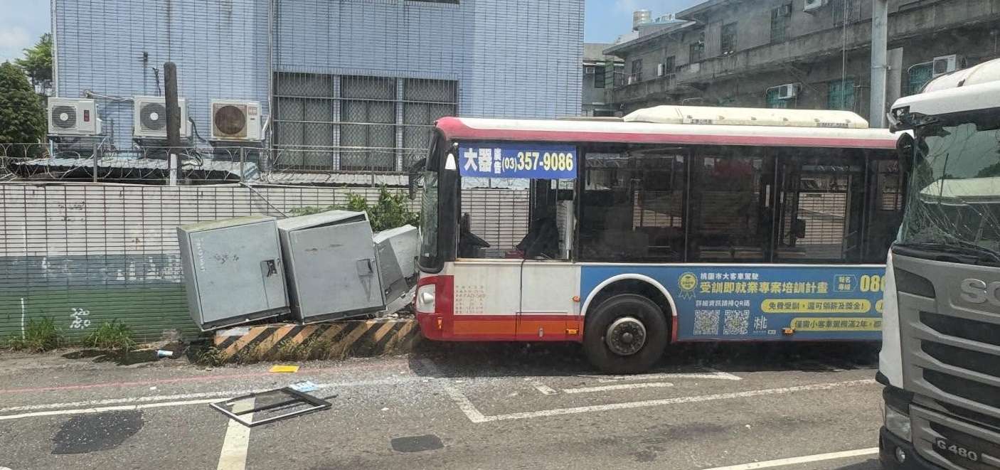 【有片】桃園龜山公車遭砂石車追撞 駕駛座玻璃全碎6人送醫