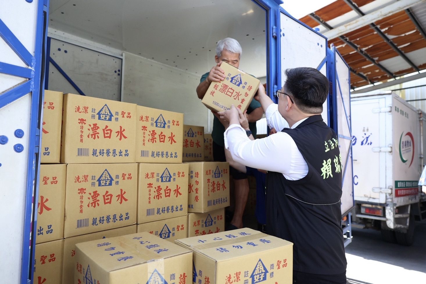 賴瑞隆聯手扶輪社捐贈200箱漂白水 幫助台南災後復原