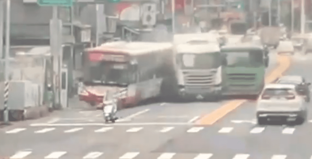 撞擊畫面曝光!桃園龜山大貨車撞公車與曳引車 9人受傷送醫 撞擊畫面曝光!桃園龜山大貨車撞公車與曳引車 9人受傷送醫