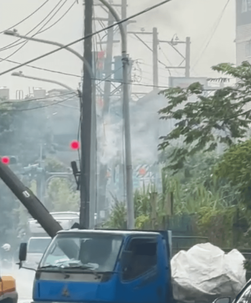 桃園大貨車吊臂未收闖禍! 扯倒電線桿冒煙起火 桃園大貨車吊臂未收闖禍! 扯倒電線桿冒煙起火