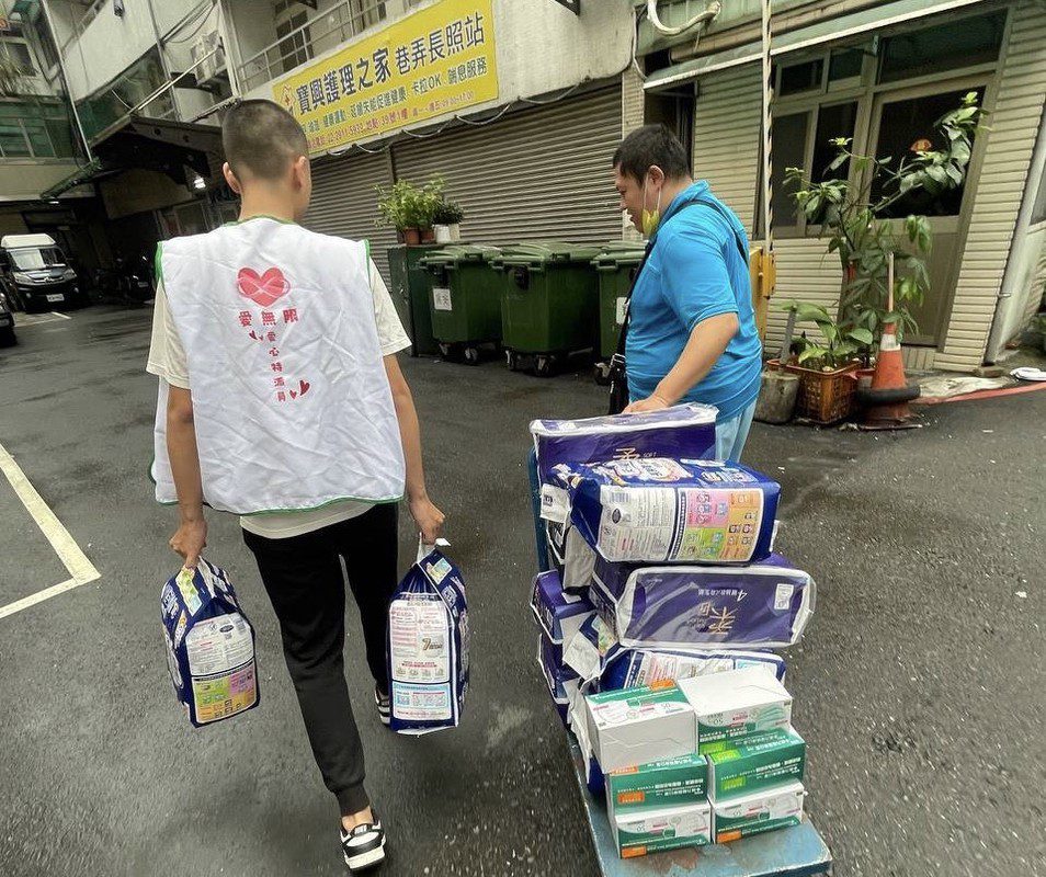 陳宇杰帶領「愛無限」團隊 親送物資強調「比捐款更有實質幫助」 陳宇杰帶領「愛無限」團隊 親送物資強調「比捐款更有實質幫助」
