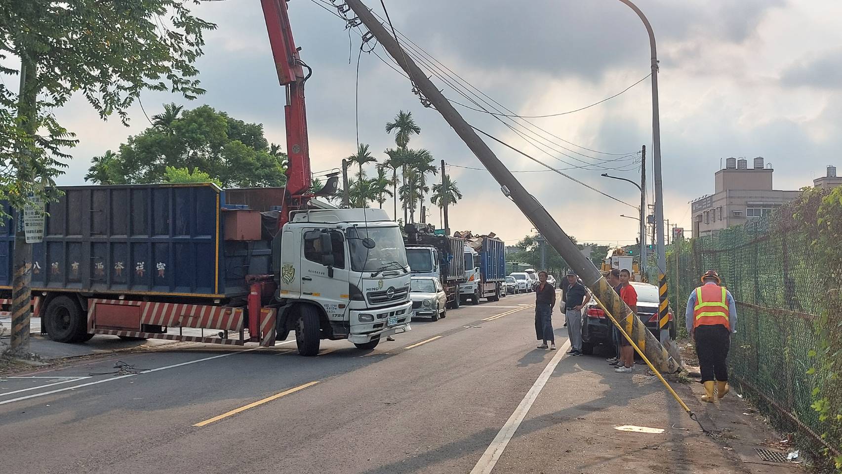 桃園大貨車吊臂勾倒電桿 電線燃燒起火警急封路 桃園大貨車吊臂勾倒電桿 電線燃燒起火警急封路