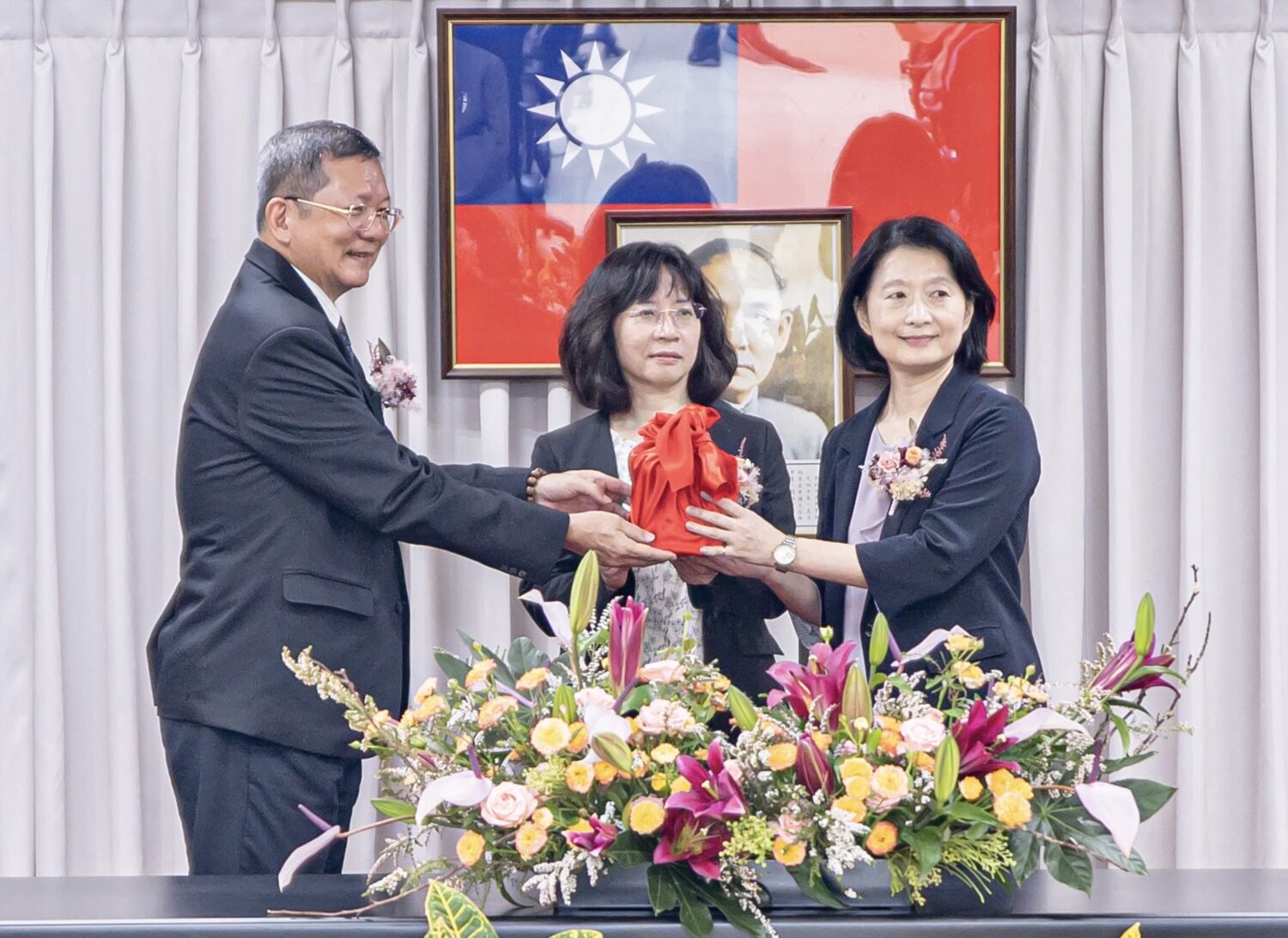 王郁珍接任高雄國際航空站主任 18日交接