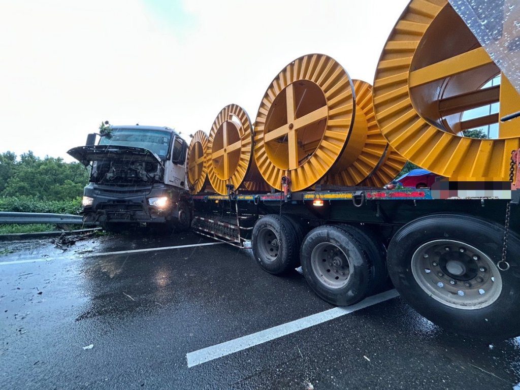 天雨路滑釀禍! 國道3號拖板車自撞護欄折甘蔗 天雨路滑釀禍! 國道3號拖板車自撞護欄折甘蔗