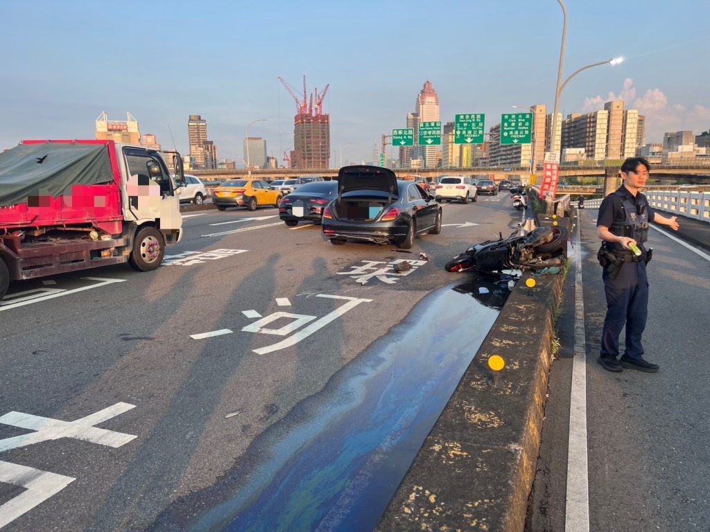 忠孝橋死亡車禍！男騎士自撞分隔島彈飛汽車道遭撞不治