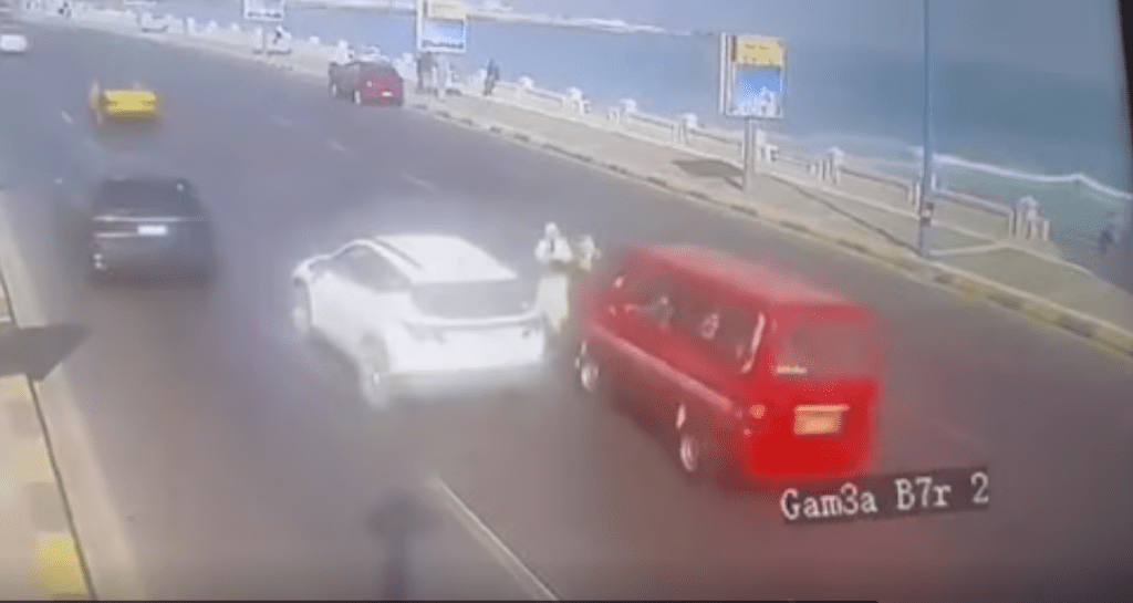影／奪命車禍如人肉保齡球！埃及一家九口過馬路　被小巴撞釀2死7傷